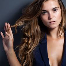 Styling-Tipps: 5 Tricks, mit denen ein Outfit ohne BH stylish wird