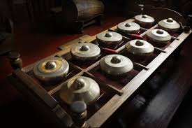 Untuk memperkenalkan dan melestarikan kembali alat musik tradisional indonesia, berikut bukareview paparkan 30 alat musik. Warisan Loyang Alat Muzik Kromong Gamelan