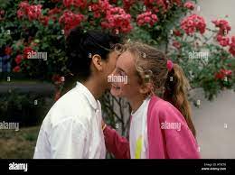 zwei französische Mädchen, Französisch Mädchen, Freunde, Gruß, küssen  Hallo, Kuss auf die Wange küssen auf die Wange, Verneuil-Sur-Seine, Ile de  France, Frankreich, Europa Stockfotografie - Alamy