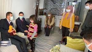 Balıkesir'in erdek ilçesinde kıyılar, denizi kaplayan müsilaj nedeniyle görünmez hale gelirken, vatandaşların kaydettiği görüntülerde denizin yüzeyinin tamamen deniz salyasıyla kaplandığı görülüyor. Balikesir De Intihar Eden Muhtarin Vasiyeti Yerine Getirildi Balikesir Haberleri