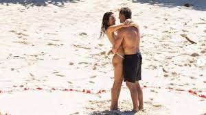 Alessandra Ambrosio fica noiva e declara: 'Te escolheria em todas as vidas'