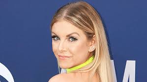 Lindsay Ell At ACM Awards 2019: Talks New Music, Overseas Tour & More