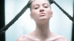 MACARENA, clipul Erikăi, cel mai controversat din România și locul 1 pe  YouTube este făcut de o echipă de buzoieni