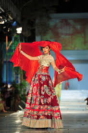 Jangan lupa untuk menerapkan panduan menggendong aman mp3, yaitu melihat, mencium, mendekap aman, pakaian nyaman, pernapasan aman, dan punggung tertopang. 160 Indonesian Clothes Ideas Indonesian Clothing Clothes Batik Kebaya