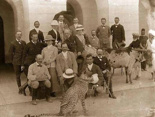 HeritageTimes.in - A hunting Cheetah - Hyderabad, during the days of the British Raj. A group of the Pardhi tribe of Gujarat, Maharashtra and Madhya Pradesh specialised in snaring cheetahs and making
