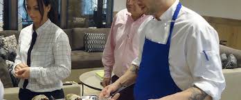 1,84 boyu, 73 kilo ve oğlak burcudur. Ca Ali Ronay Cuina Internacional Amb Producte Local Es Ali Ronay Cocina Internacional Con Producto Local En Ali Ronay International Cuisine With Local Products Como Pomona
