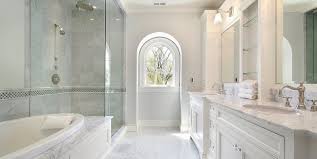 A Master Bathroom Should Always Be Fit For A King Of Queen Here Are 20 High End Luxurious White Master Bathroom White Bathroom Designs Master Bathroom Design