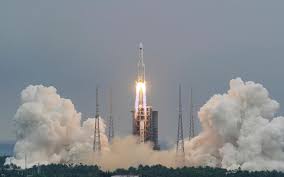 Une fusée chinoise tombant vers la terre à environ 29 000 km/h est rentrée dans l'atmosphère tard samedi, atterrissant dans l'océan indien près des maldives, a rapporté l'agence spatiale. Debris De Fusee Chinoise Hors De Controle Cela Peut Arriver Toutes Les Semaines Le Parisien