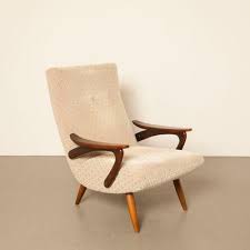 deze beige stoel is ontworpen in de jaren 50 en is gemaakt van hout erg stoelen interieur fauteuil