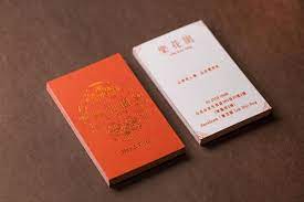 logo設計以台灣窗花圖騰 與早期曾經風靡於台灣各角落的海棠花壓花玻璃等元素 融合中式剪紙的對稱與西式裝飾性線條 建構台式古典時尚風格