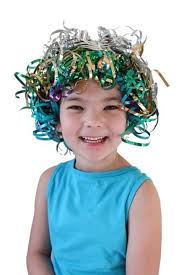 Peluca casera rizada hecha con cinta de papel de regalo