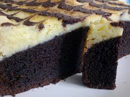 Tuang baki bahagian kek coklat ratakan dan sambung kukus selama 45 minit atau hingga masak (bila anda cucuk dengan lidi sate atau cake tester di bahagian tengah kek dan keluarnya bersih, tanda kek dah masak). Resepi Kek Coklat Moist Cheese Kukus