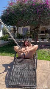 A loira Ale Gaúcha brincando com vibrador na sua buceta gostosa e molhada