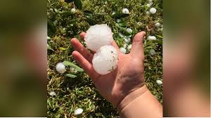 A chuva de granizo assustou alguns moradores, que ficaram impressionados com o tamanho das pedras de gelo. Chuva De Granizo Com Pedras De 7 Centimetros Gera Prejuizo E Caos Em Sydney Na Australia Tempestade Seguro De Carros Prejuizo Financeiro Epoch Times Em Portugues