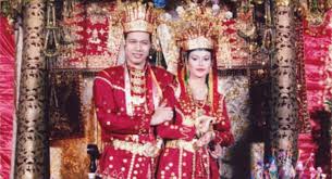 Selain dipakai masyarakat melayu kalimantan barat, baju kurung ini juga dipakai oleh masyarakat melayu yang tinggal di negara malaysia, brunei darussalam dan provinsi lain di indonesia. Pakaian Adat Bengkulu Ulasan Lengkap Nama Gambar Dan Penjelasannya Ragam Indonesia