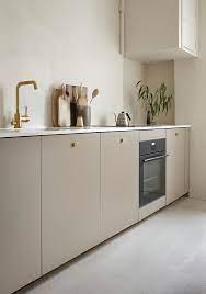 yay or nay zandkleurige beige keukens beige keuken taupe keuken keuken ontwerp