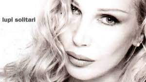 .lupi solitari con un grande cuore aggrappati ad ali di illusioni in cerca di emozioni prigionieri liberi siamo tutti in cerca di un posto al sole cuori solitari ma con tanto amore aggrappati. Lupi Solitari Ivana Spagna Base Karaoke
