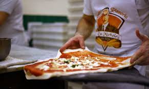 L' antica pizzeria da michele | nel 1870 la famiglia condurro diede origine ad una lunga tradizione di maestri pizzaioli nel cuore del centro di napoli. L Antica Pizzeria Da Michele Roma Trevi 349 Fotos Pizzeria Via Dei Lucchesi 28 00187 Rom Latium Italien