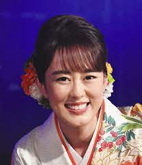 彼女の聞き取り力には周りの人が一目置いている（かのじょのききとりちからにはまわりのひとがいちもくおいている）－ окружающие ее люди признают, что на слух она великолепно воспринимает информацию. 2jblsr9xo7nnm