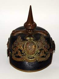 Pickelhaube — pickelhaube, die visirlosen ledernen od. Pickelhaube Wikipedia