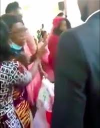 Kalli wata rawar iskanci samari da yan mata cin duri da gwatso kalli yadda sha'awa kesa 'yan mata rawar gwatso iri. Sorprende A Su Esposo Casandose Con Otra Mujer E Irrumpe La Boda La Verdad Noticias