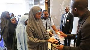 Rawar madigo sai manyan duwawu na matan abuja. Hotunan Yadda Buhari Ya Gana Da Yan Matan Dapchi Bbc News Hausa