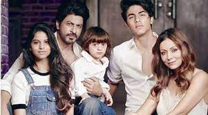 Di antara ketiga anaknya, aryan khan yang tertua sangat mencuri perhatian. Kiat Mengasuh Anak Ala Shah Rukh Khan Jadikan Anak Sebagai Teman Gaya Tempo Co