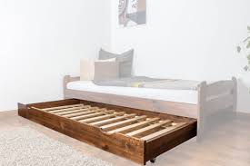 Das massivholzbett 160x200 ist ein geräumiges einzelbett und kann ebenso gut als doppelbett genutzt werden.auch im kleinen schlafzimmer kann diese bettgröße gegenüber dem holzbett 200x200 cm den vorzug bekommen und sorgt so dafür, dass auch ein kleiderschrank oder die wäschekommode ausreichend platz finden. Rollbett Zweite Liegeflache Fur Bett Kiefer Vollholz Massiv Nussfarben 003 Abmessung 18 50 X 198 X 95 Cm H X B X T