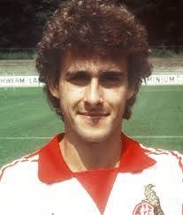He plays as a striker for bayern munich and for the german national football. Pin Auf Fc Lieblingsspieler