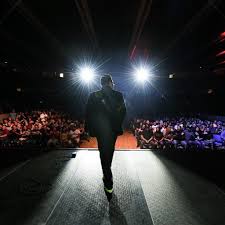 Comedian franco escamilla shares stories about parenting his children when they get into trouble, with reflections on gender, friendship and romance. Franco Escamilla El Primer Comediante Latino En Presentarse En El Iconico Carnegie Hall De Nueva York