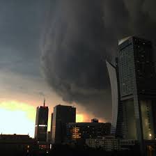 Burza, której towarzyszył deszcz i silny wiatr przeszła około godz. Burza Nad Warszawa Pokaz Spoiler Orki Badhabit Wykop Pl