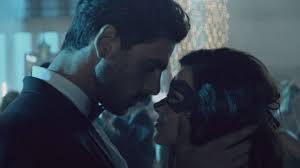 Apakah kamu merasakan kehadiran cinta malam ini? 365 Days Vs Fifty Shades Dari Cerita Hingga Adegan Panas