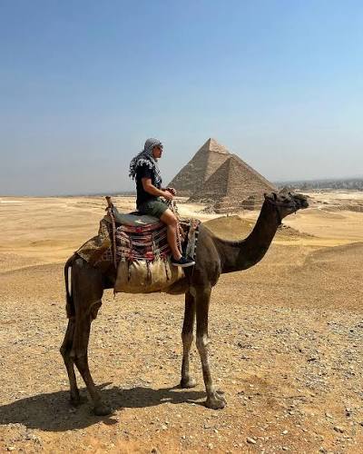 Primeira vez no Egito e comprei um camelo pra mim . A viagem tá só  começando, acompanhe nos stories . Ótima semana pra vocês! #egypt # egito #pyramids