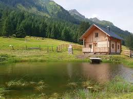 Berghutte Mit Teich Ferienhaus Am See Ferienhaus Mieten Baumhaus Urlaub