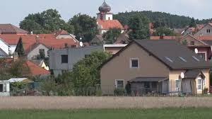 Bez kanalizace nebo přívodu vody to ostatně ani nešlo jinak. Podivejte Se Jak Se Za Ctyricet Let Zmenila Obec Tresnova Z Chaluparu Novinky Cz