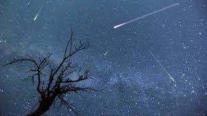 Chuva de meteoros é um evento em que um grupo de meteoros é observado irradiando de um único ponto no céu (radiante). Ha Uma Chuva De Meteoros Esta Terca Feira