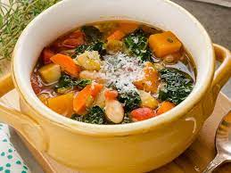 Cette Recette De Soupe Aux Legumes D Automne Est Super Rapide A Faire Recipe Soup Recipes Healthy Vegetarian Vegetarian Soup Recipes Healthy Soup Vegetarian