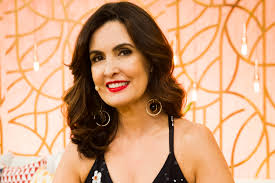 Fátima gomes bernardes (born september 17, 1962) is a brazilian journalist and tv presenter.1 she joined rede globo in 1987 as the host of rjtv, the regional news from rio de janeiro and became widely known in 1989 when she presented jornal da globo, the late night news program. Fatima Bernardes E Diagnosticada Com Cancer De Utero Estou Bem Veja