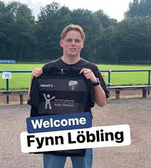 Heute stellen wir Fynn Löbling vor, der junge Mittelfeldspieler wird  künftig für unsere U19 auflaufen. Löbling kommt vom TuS Harpen 08/11 und  spielte zuvor bei der SpVgg. Gerthe 1911 e.V.. Der angriffslustige