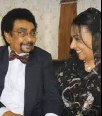 الفنان الطيب عبدالله ♥️♥️ 45 سنة من الحب..🥺 الإنسانة الكان بحبها إتزوجت  غيره وكان غصباً عنها 👌 لأنه أهلها رفضوا علاقتها بيهو و قالو ليها (إنتي  بتحبي في واحد فنان و واحد