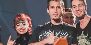 Așa că mă aflu în situația în care caut un maestru tatuator sau un salon de tatuaje blanao prin bucurești. Th Tattoo