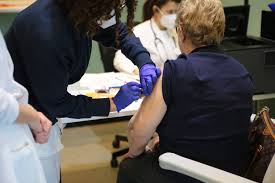 Così a sky tg24 il il cosiddetto 'green pass' per chi è vaccinato dovrebbe valere un anno, ma solo per chi ha completato il ciclo vaccinale intero, aveva anticipato sileri su rai. Green Pass Rilasciato Anche Dopo La Prima Dose Di Vaccino Ora E Ufficiale Genova 24