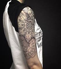 Schone Tattos Fraus Mit Weissem T Shirt Und Mandala Tatoo Am Oberarm Coole Tattoos Tattoo Oberarm Frau Tattoo Armel