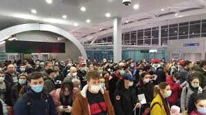 Situat la 16,5 km nord de centrul bucureștiului, aeroportul internațional henri coandă bucurești este cel mai mare aeroport al româniei, deservind 67 de destinații externe și 9 destinații interne. PurtÄƒtorul De Cuvant Al Aeroportului Otopeni Despre AglomeraÈ›ia De La Terminalul Sosiri Pasagerii Au Fost In Avion Timp De Mai Multe Ore Deci DistanÈ›a Dintre Ei A Fost Chiar Mai MicÄƒ Decat Ceea Ce Se Vede In Imagini Video B1tv Ro