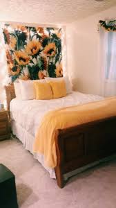 Sonnenblumenraum Jeder Von Uns Hat Unterschiedliche Bedurfnisse Und Materiell Bedurfnisse Hat Jeder Mater In 2020 Yellow Room Decor Dorm Room Decor Yellow Room