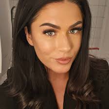 Är detta Nötskrikor? Gissar på att en hona sitter under o lyssnar på hanens  vackra sång 😍