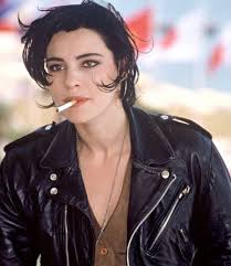 Béatrice dalle est la plus célèbre pour son étourdissement peinture dans le film puissant betty blue en anglais (37,2° le matin dans le français original). Cinequeer Beatrice Dalle At Cannes Film Festival 1989 Cannes Film Festival Aesthetic People Film Festival