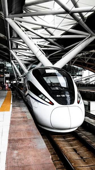 Rel kereta cepat melintasi pedesaan