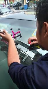 Sebenarnya ada beberapa cara untuk kita membaik pulih cermin kereta yang retak, tidak perlu membeli cermin kereta baru. Repair Retak Sebelum Ianya Merebak Batu Kecil Terbang Entah Datang Dari Mana Sedap Landing Atas Cermin Hadapan Kereta Kita Pap Aduh Bunyi Tu Buat Darah Berderau Fuhhh Tapi Nasih Baik Retak Kecik