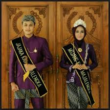Bagi pengantin pria pakaian adat betawi dinamakan dandanan care haji. Pakaian Adat Sunda Jawa Barat Gambar Dan Penjelasannya Lengkap